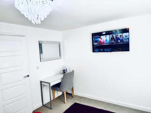 Modern Double Room with Desk,Netflix, Wifi and Free Parking Near Wellingborough Centre in Isebrook Modern Double Room with Desk,Netflix, Wifi and Free Parking Near Wellingborough Centre in Isebrook