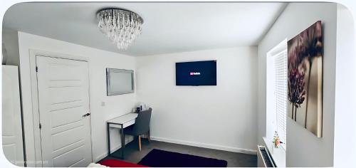 Modern Double Room with Desk,Netflix, Wifi and Free Parking Near Wellingborough Centre in Isebrook Modern Double Room with Desk,Netflix, Wifi and Free Parking Near Wellingborough Centre in Isebrook