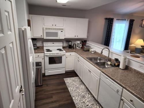 Gorgeous condo at River Oaks golf grounds in Parkland Gorgeous condo at River Oaks golf grounds in Parkland