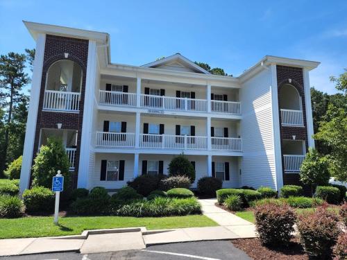 Gorgeous condo at River Oaks golf grounds in Parkland Gorgeous condo at River Oaks golf grounds in Parkland