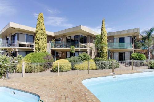 Comfort Inn & Suites Lakes Entrance in Lakes Entrance Comfort Inn & Suites Lakes Entrance in Lakes Entrance