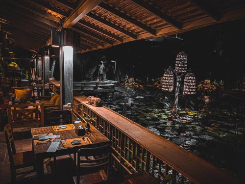 Restaurant, Maisons Wat Kor near Phnom Sampeou Restaurant, Maisons Wat Kor near Phnom Sampeou