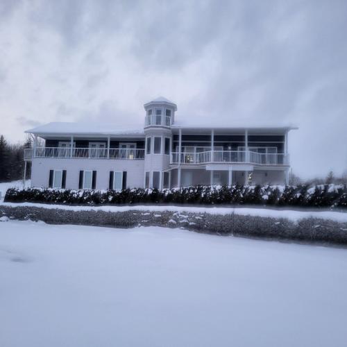 Exterior view, Haileybury Lakehouse in Temiskaming Shores (ON) Exterior view, Haileybury Lakehouse in Temiskaming Shores (ON)