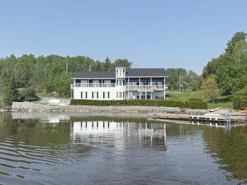 Exterior view, Haileybury Lakehouse in Temiskaming Shores (ON) Exterior view, Haileybury Lakehouse in Temiskaming Shores (ON)