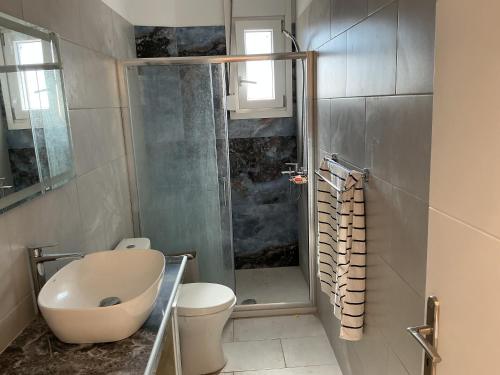 Waters Edge in Ormos Marathokampou Waters Edge in Ormos Marathokampou