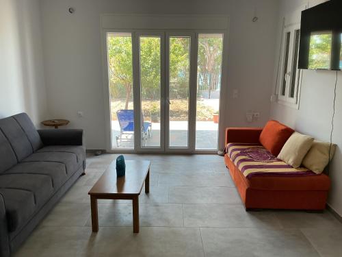 Waters Edge in Ormos Marathokampou Waters Edge in Ormos Marathokampou