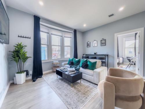 Stylish Secret, 1 FREE Parking, Sleeps 8, Walk to train and Red Bull Arena, 20 Percent OFF in Harrison Stylish Secret, 1 FREE Parking, Sleeps 8, Walk to train and Red Bull Arena, 20 Percent OFF in Harrison