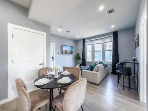 Stylish Secret, 1 FREE Parking, Sleeps 8, Walk to train and Red Bull Arena, 20 Percent OFF in Χάρρισον Stylish Secret, 1 FREE Parking, Sleeps 8, Walk to train and Red Bull Arena, 20 Percent OFF in Χάρρισον