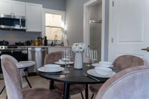 Stylish Secret, 1 FREE Parking, Sleeps 8, Walk to train and Red Bull Arena, 20 Percent OFF in Harrison Stylish Secret, 1 FREE Parking, Sleeps 8, Walk to train and Red Bull Arena, 20 Percent OFF in Harrison