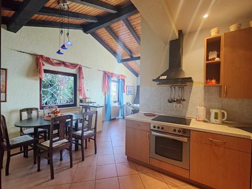 Apartments Mihael in โอมิส Apartments Mihael in โอมิส