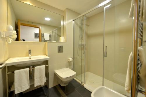 Bathroom, Hotel Picos De Europa in Santander Bathroom, Hotel Picos De Europa in Santander