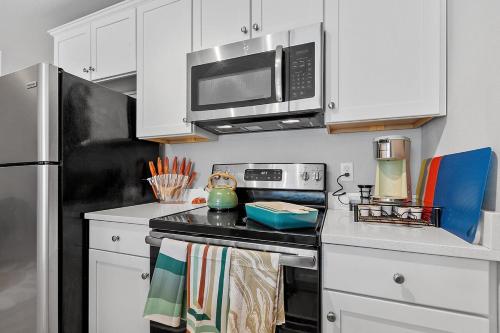 Modern 3BR Home Ideal for Groups, Prime Location in Killearn Estates Modern 3BR Home Ideal for Groups, Prime Location in Killearn Estates