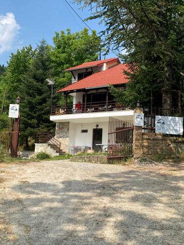 To σαλέ της λίμνης 2 (To σαλε της λιμνης 2) in 칼리비아 피락티스 To σαλέ της λίμνης 2 (To σαλε της λιμνης 2) in 칼리비아 피락티스