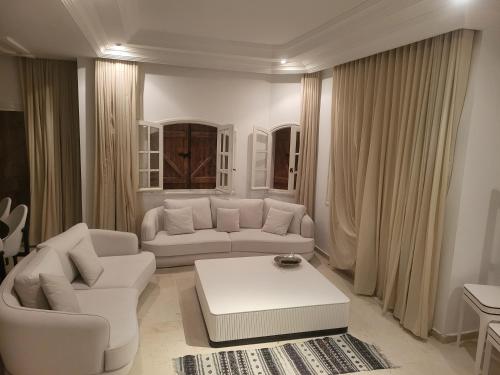 Villa S6 avec piscine, jardin et jacuzzi in Gammarth Villa S6 avec piscine, jardin et jacuzzi in Gammarth