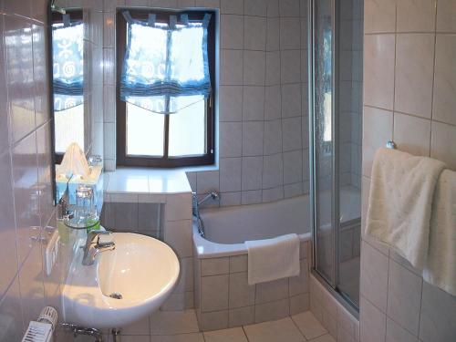 Bathroom, Worners Schloss Weingut & Wellness-Hotel in Prichsenstadt Bathroom, Worners Schloss Weingut & Wellness-Hotel in Prichsenstadt