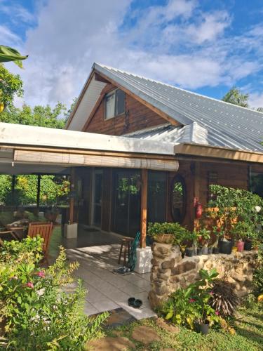 Tema'e Beach House in Moorea Island Tema'e Beach House in Moorea Island