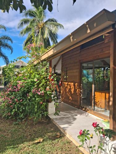 Tema'e Beach House in Moorea Island Tema'e Beach House in Moorea Island