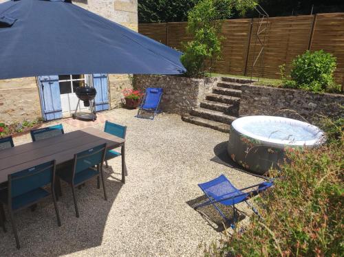 Hot tub, Maison authentique du Vexin in Avernes Hot tub, Maison authentique du Vexin in Avernes