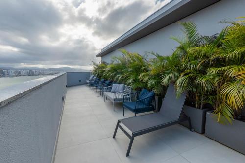 Balcony/terrace, The Bridge by Xtay -Estudios em Floripa com Piscina no Rooftop e Academia Completa, e facil acesso a in Florianopolis Balcony/terrace, The Bridge by Xtay -Estudios em Floripa com Piscina no Rooftop e Academia Completa, e facil acesso a in Florianopolis
