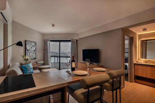 The Bridge by Xtay -Estudios em Floripa com Piscina no Rooftop e Academia Completa, e facil acesso a in Florianopolis The Bridge by Xtay -Estudios em Floripa com Piscina no Rooftop e Academia Completa, e facil acesso a in Florianopolis