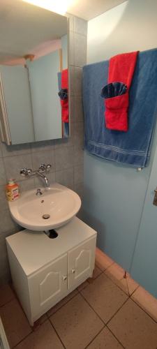 Fürdőszoba, kleines Doppelzimmer mit Dusche WC in Muotathal Fürdőszoba, kleines Doppelzimmer mit Dusche WC in Muotathal