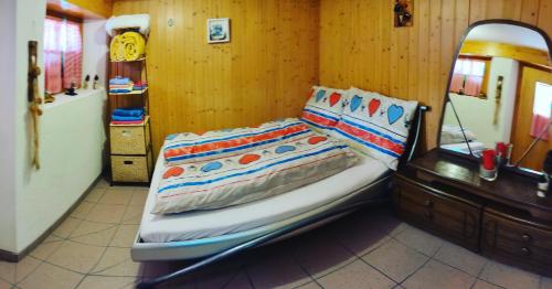 kleines Doppelzimmer mit Dusche WC in Muotathal kleines Doppelzimmer mit Dusche WC in Muotathal