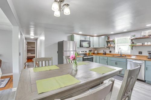 Fish, Hike and Golf Leisurely Navarre Home with Yard! in ماسيلون Fish, Hike and Golf Leisurely Navarre Home with Yard! in ماسيلون