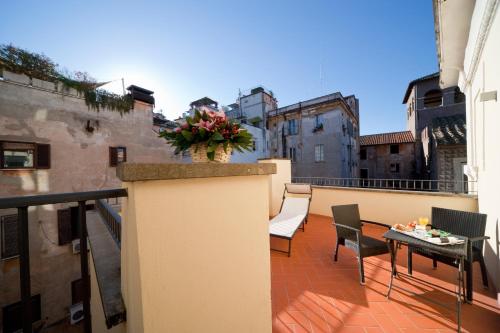 Balcony/terrace, Navona Palace Luxury Inn in Navona Balcony/terrace, Navona Palace Luxury Inn in Navona