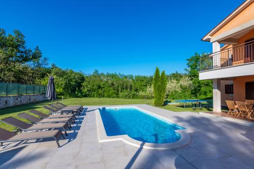 Úszómedence, Villa Letish, a charming and inviting Mediterranean Villa in Santalezi Úszómedence, Villa Letish, a charming and inviting Mediterranean Villa in Santalezi