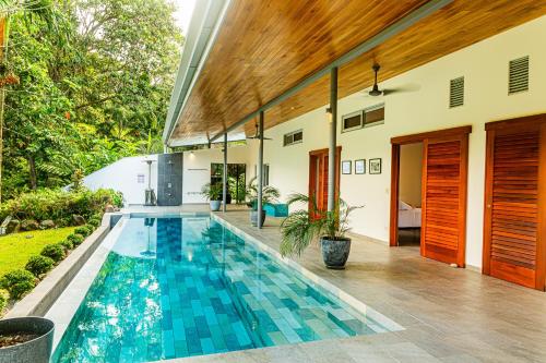 Privacy-large Pool-wildlife-amazing in Punta Mala Privacy-large Pool-wildlife-amazing in Punta Mala