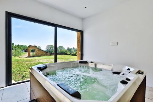 Bañera de hidromasaje, Villa Molinant, évasion en Pierres Dorées (Villa Molinant, evasion en Pierres Dorees) in Bagnols Bañera de hidromasaje, Villa Molinant, évasion en Pierres Dorées (Villa Molinant, evasion en Pierres Dorees) in Bagnols