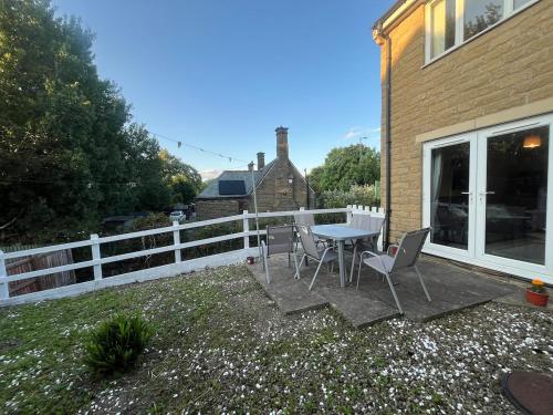 Beautiful & Spacious, Entire 2-Bed House, Kitchen, Washer Dryer, Parking & Garden, Near Saltaire & B in Bingley Beautiful & Spacious, Entire 2-Bed House, Kitchen, Washer Dryer, Parking & Garden, Near Saltaire & B in Bingley