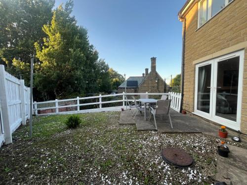 Beautiful & Spacious, Entire 2-Bed House, Kitchen, Washer Dryer, Parking & Garden, Near Saltaire & B in Bingley Beautiful & Spacious, Entire 2-Bed House, Kitchen, Washer Dryer, Parking & Garden, Near Saltaire & B in Bingley