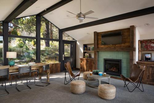Shared lounge/TV area, Basecamp Tahoe City in Tahoe City (CA) Shared lounge/TV area, Basecamp Tahoe City in Tahoe City (CA)