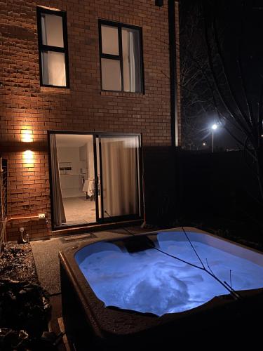 جاكوزي, Spa Hideaway in Central City with Parking in لينوود جاكوزي, Spa Hideaway in Central City with Parking in لينوود