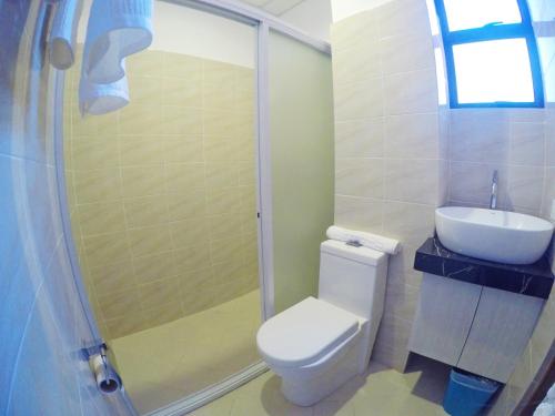 Baño, Golden Gate Suites in Dumaguete Baño, Golden Gate Suites in Dumaguete