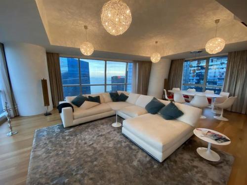 Super high floor Apartment with 3 bedroom - 60 floor in Marina Bay Super high floor Apartment with 3 bedroom - 60 floor in Marina Bay