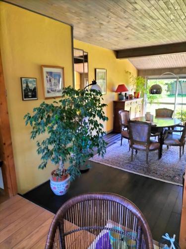 Le jardin des oiseaux in Argenton L'Eglise Le jardin des oiseaux in Argenton L'Eglise