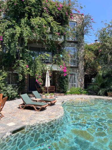 Triplex Villa with private Pool and Garden in Омурка Triplex Villa with private Pool and Garden in Омурка