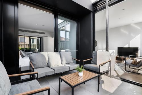 Bright and Modern 1BR Apt with Balcony and Parking in Malvern Bright and Modern 1BR Apt with Balcony and Parking in Malvern