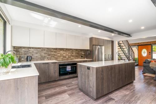 مطبخ, 3BR Home near Canberra Hospital and Parliament House - Hosted by CanStay in التل الأحمر مطبخ, 3BR Home near Canberra Hospital and Parliament House - Hosted by CanStay in التل الأحمر