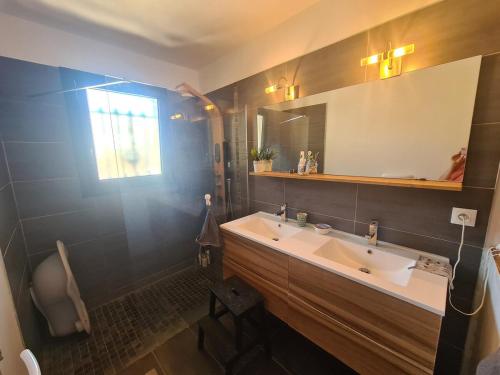 family home between land and sea with pool in Пероль family home between land and sea with pool in Пероль