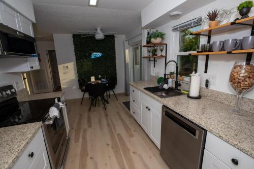 Eola Retreat Private Hot Tub with Grill near Harry P. Leu Gardens Eola Retreat Private Hot Tub with Grill near Harry P. Leu Gardens