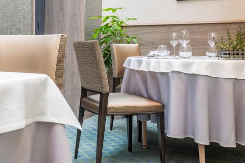 Restaurant, Logis Hotel Restaurant Auberge De La Selune in Ducey Restaurant, Logis Hotel Restaurant Auberge De La Selune in Ducey