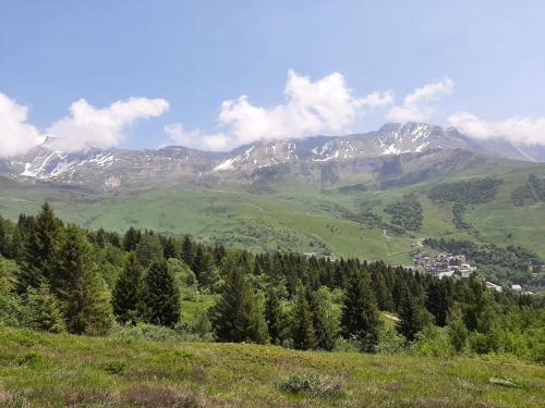Plein sud, grande piece de vie, vue imprenable sur les montagnes et parking couvert prive in Montgellafrey Plein sud, grande piece de vie, vue imprenable sur les montagnes et parking couvert prive in Montgellafrey