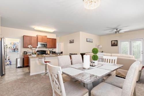 5BR Oasis with 3 Spa-Like Baths in פאייטויל(ג'אי אי) 5BR Oasis with 3 Spa-Like Baths in פאייטויל(ג'אי אי)