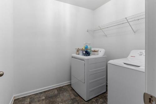 5BR Oasis with 3 Spa-Like Baths in פאייטויל(ג'אי אי) 5BR Oasis with 3 Spa-Like Baths in פאייטויל(ג'אי אי)