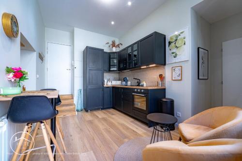 Cocina, Chic l Ascenseur l Terrasse centre ville in Chambery Cocina, Chic l Ascenseur l Terrasse centre ville in Chambery