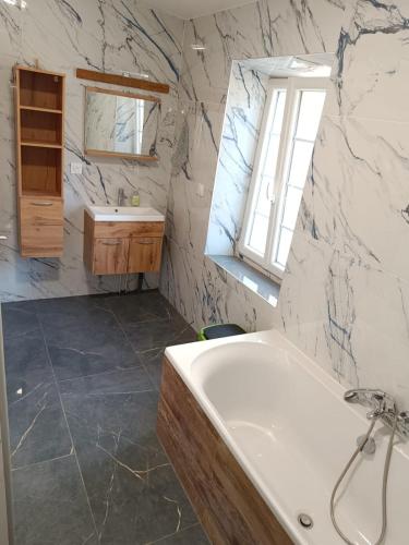 Château de Prax Viel - piscine et mini ferme, climatisé (Chateau de Prax Viel - piscine et mini ferme, climatise) in Lagrasse Château de Prax Viel - piscine et mini ferme, climatisé (Chateau de Prax Viel - piscine et mini ferme, climatise) in Lagrasse