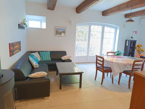 Château de Prax Viel - piscine et mini ferme, climatisé (Chateau de Prax Viel - piscine et mini ferme, climatise) in Lagrasse Château de Prax Viel - piscine et mini ferme, climatisé (Chateau de Prax Viel - piscine et mini ferme, climatise) in Lagrasse